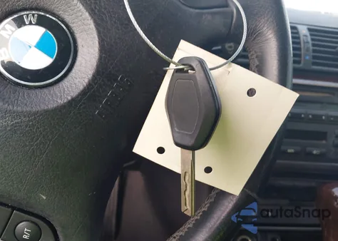 2004 BMW 330I z USA, uszkodzony, nr VIN WBAEV53464KM37754